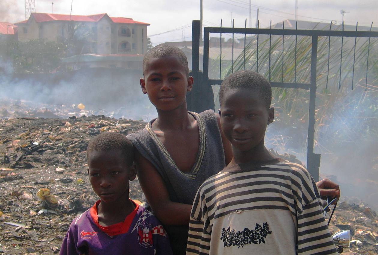 3 enfants devant une dcharge